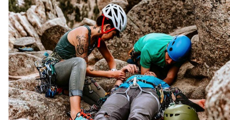 Climber-providing-wilderness-first-aid